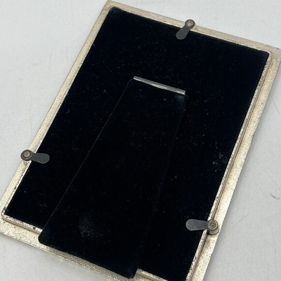 Timeless Treasures Silver Pewter Ornate Repousse Floral Scroll Frame Swan 3.5x5 - Picture 4 of 4